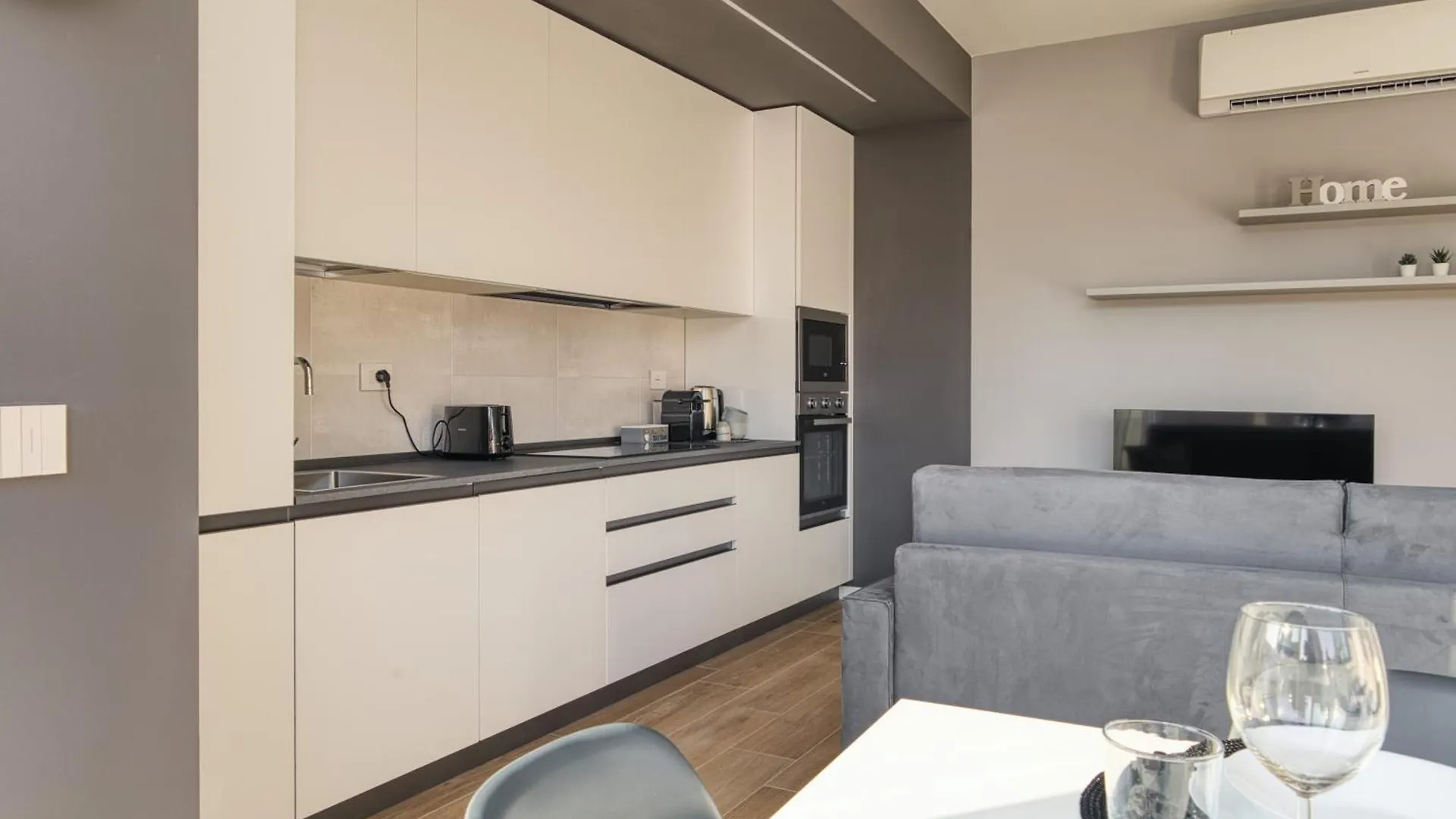Suites In Financial District 4 Pax Milan Apartment