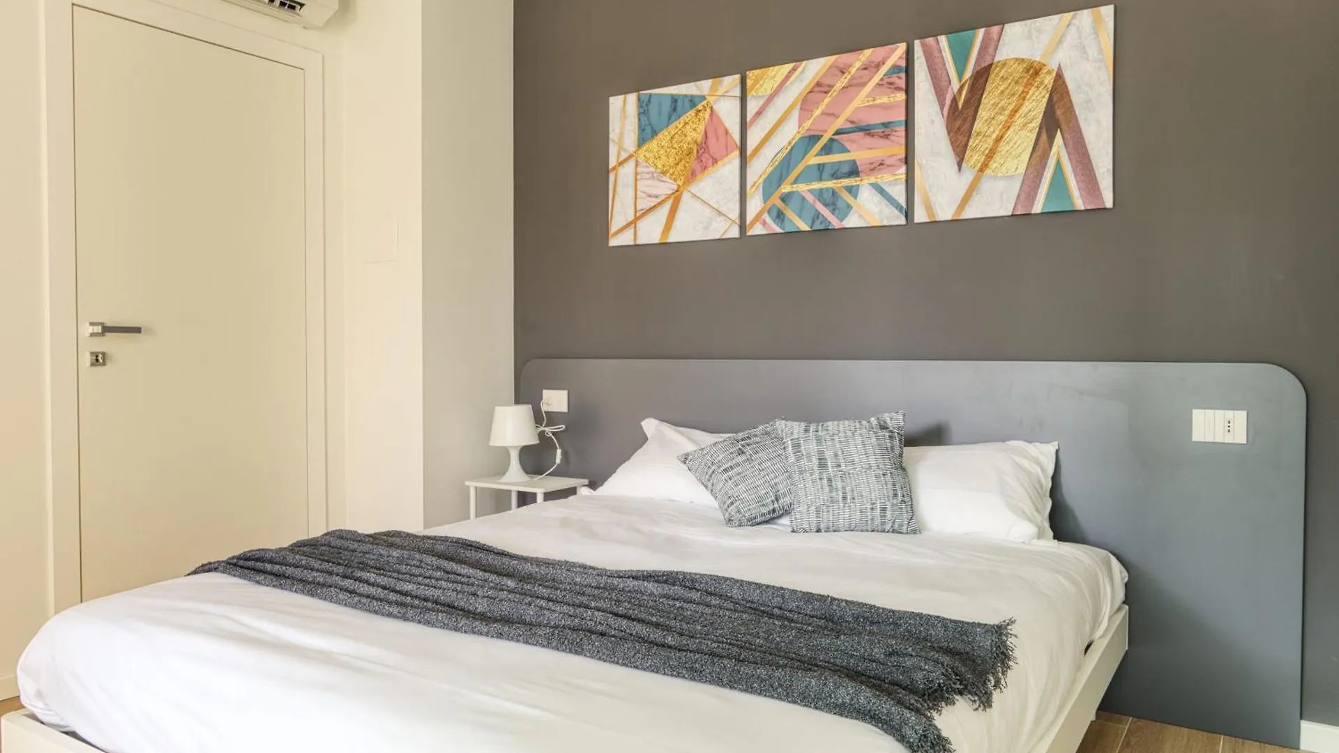 Suites In Financial District 4 Pax Milan Apartment